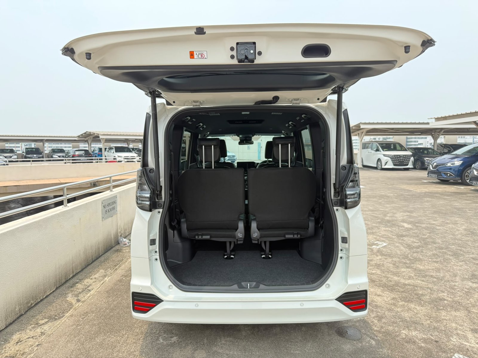 Toyota Voxy Hybrid 1.8 S-Z photo 8